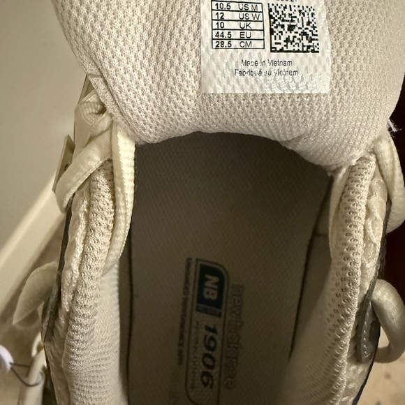 New Balance 1906 Men’s Size 10.5 Silver, White and Green Sneakers - Picture 4 of 4